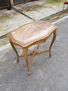 Elegante tavolino in legno dorato con piano in marmo. XIX secolo